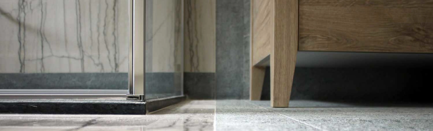 Badezimmerböden aus Marmor, Granit und Quarzit