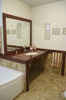 Floor, covering and sink inserts in Natural Stone