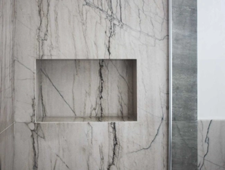 Dettaglio porta-sapone rivestito in White Macaubas con vena continua