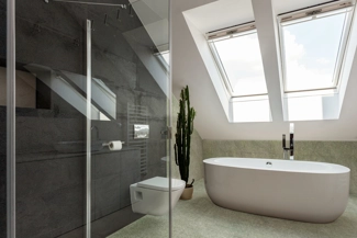 Rivestimento e pavimento di un bagno in granito Coast Green