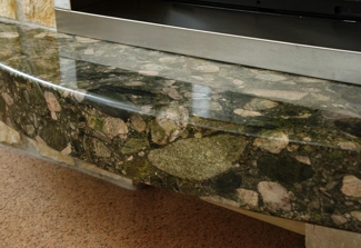 Dettaglio di inserto di un camino in Granito Marinace Verde