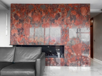 Rivestimento di un camino in granito Marinace Rosso