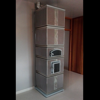 Stufa rivestita in Quarzite Brown e inserto in granito Waterfall