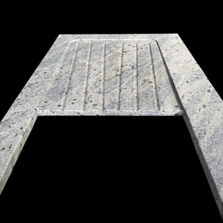 Piano cucina con gocciolatoio composto da gusce e scivolo in granito Kashmir White lucido