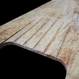 Dettaglio di un gocciolatoio su granito Ivory Fantasy