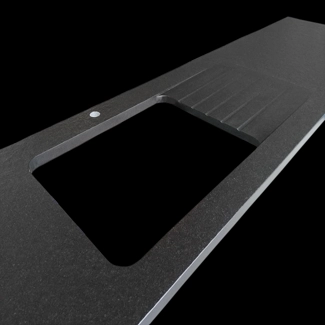 Top cucina in granito Nero Assoluto fiammato e spazzolato con gocciolatoio realizzato da gusce e scivolo levigate.