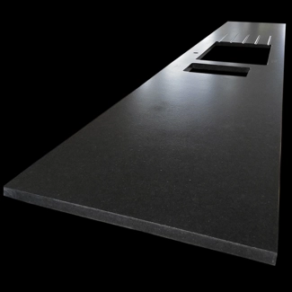 Piano cucina in granito Nero Assoluto levigato con gusce