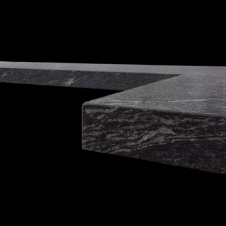 Dettaglio veletta incollata a 45° in granito Via Lattea