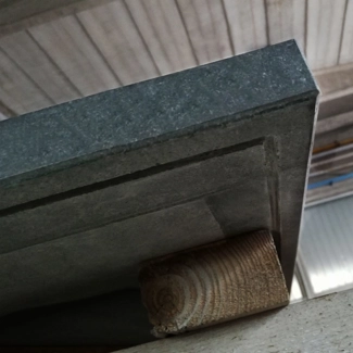 Gocciolatio perimetrale posizionato sotto ad un copri muretto in granito nero