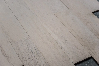 Detail eines Natursteinbodens mit Parketteffekt