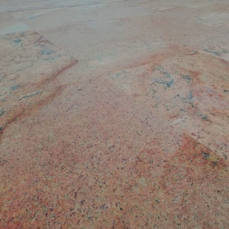 Dettaglio di una pavimentazione esterna in granito Moon Skin