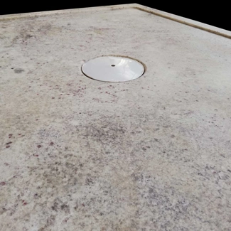 Dettaglio sabbiatura e piletta di un piatto doccia in Kashmir White