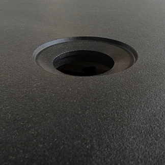 Dettaglio del foro piletta su un piatto doccia in Granito Nero Assoluto sabbiato