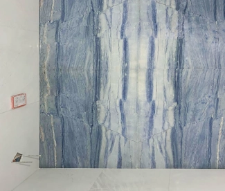 Rivestimento a macchia aperta in Azul Macaubas