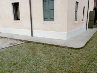 Battiscopa esterno in marmo Plano micro-bocciardato.