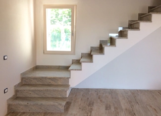 Scala in granito Colonial Ivory lucida